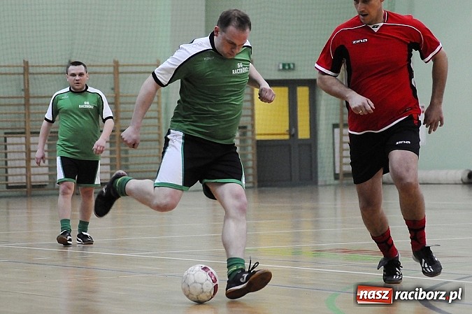 Zdjęcie w galerii na portalu naszraciborz.pl: Puchar w rękach Zakładu Karnego wiadomości z regionu