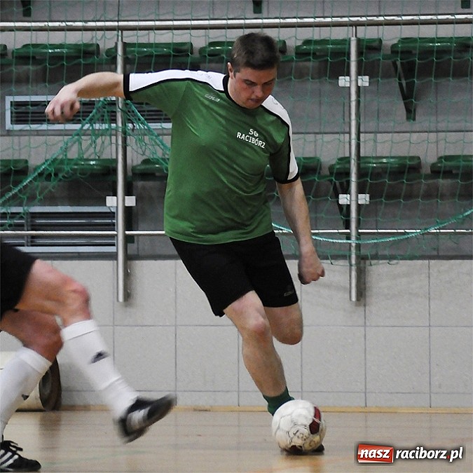 Zdjęcie w galerii na portalu naszraciborz.pl: Puchar w rękach Zakładu Karnego wiadomości z regionu