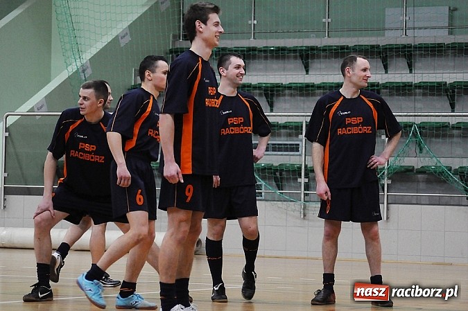 Zdjęcie w galerii na portalu naszraciborz.pl: Puchar w rękach Zakładu Karnego wiadomości z regionu