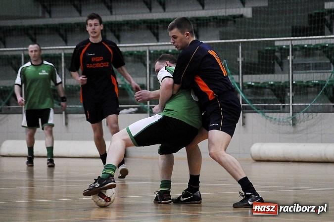 Zdjęcie w galerii na portalu naszraciborz.pl: Puchar w rękach Zakładu Karnego wiadomości z regionu