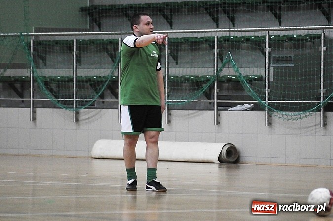 Zdjęcie w galerii na portalu naszraciborz.pl: Puchar w rękach Zakładu Karnego wiadomości z regionu