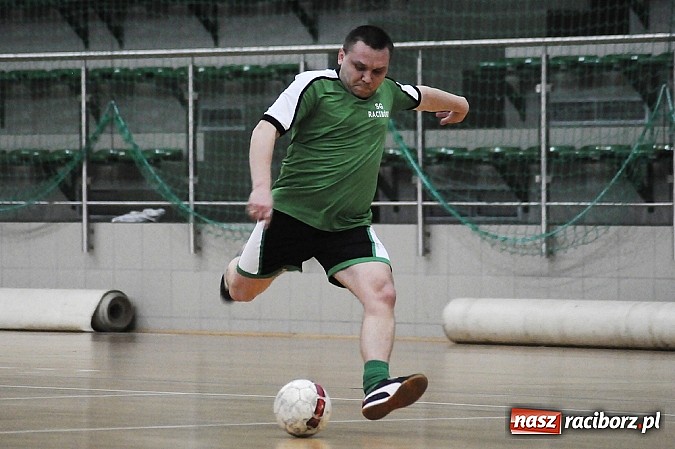 Zdjęcie w galerii na portalu naszraciborz.pl: Puchar w rękach Zakładu Karnego wiadomości z regionu