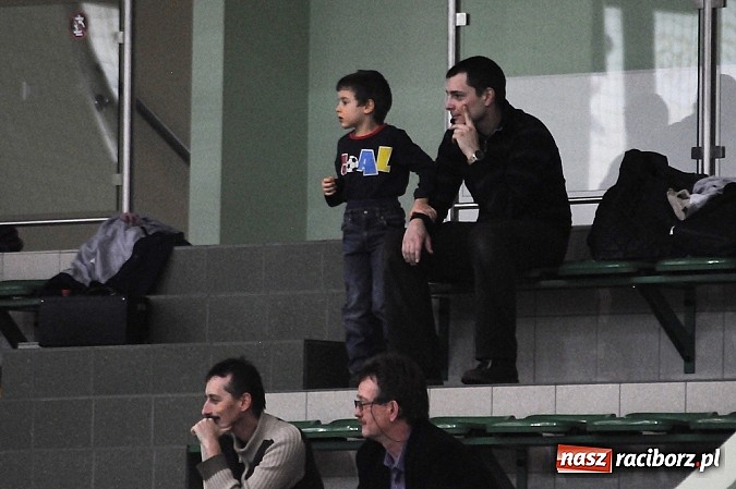 Zdjęcie w galerii na portalu naszraciborz.pl: Puchar w rękach Zakładu Karnego wiadomości z regionu