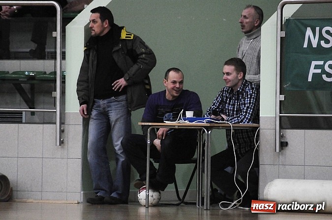 Zdjęcie w galerii na portalu naszraciborz.pl: Puchar w rękach Zakładu Karnego wiadomości z regionu