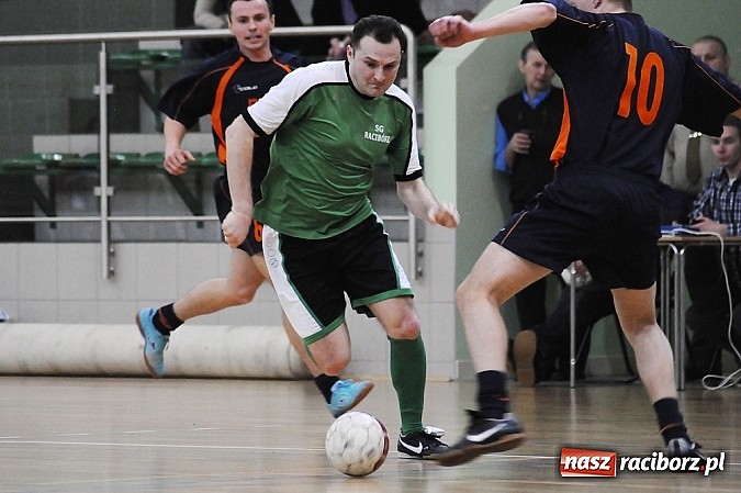 Zdjęcie w galerii na portalu naszraciborz.pl: Puchar w rękach Zakładu Karnego wiadomości z regionu