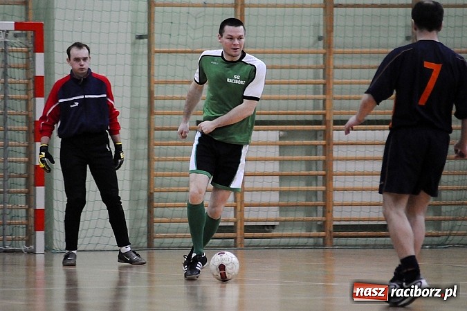 Zdjęcie w galerii na portalu naszraciborz.pl: Puchar w rękach Zakładu Karnego wiadomości z regionu