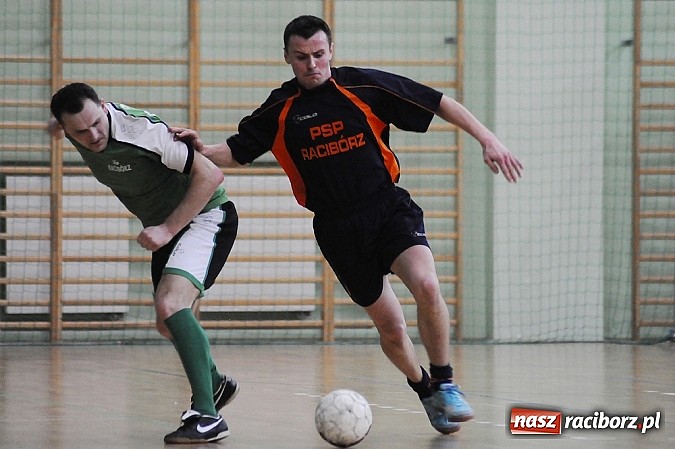 Zdjęcie w galerii na portalu naszraciborz.pl: Puchar w rękach Zakładu Karnego wiadomości z regionu