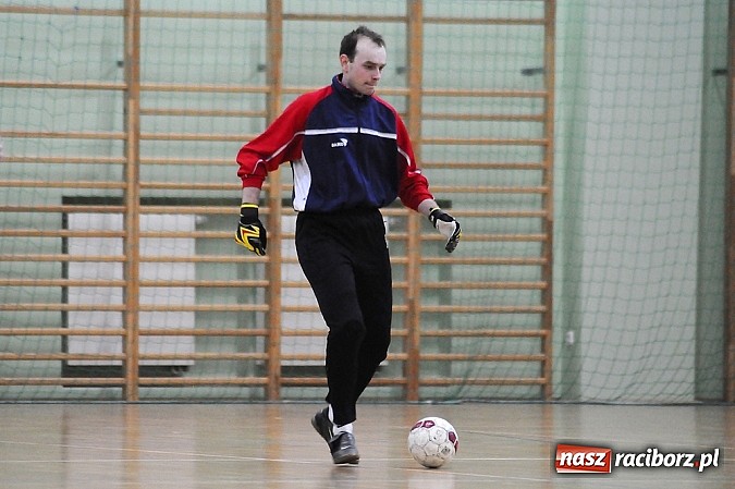 Zdjęcie w galerii na portalu naszraciborz.pl: Puchar w rękach Zakładu Karnego wiadomości z regionu