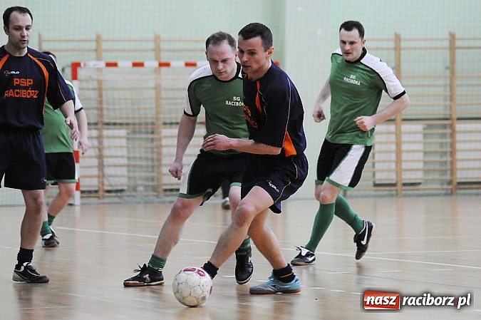 Zdjęcie w galerii na portalu naszraciborz.pl: Puchar w rękach Zakładu Karnego wiadomości z regionu