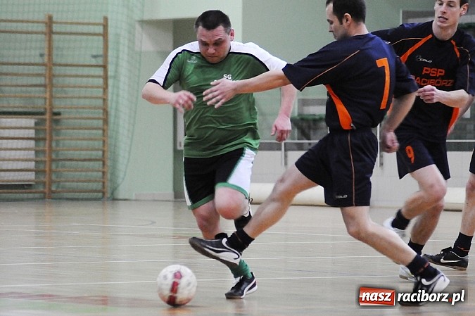 Zdjęcie w galerii na portalu naszraciborz.pl: Puchar w rękach Zakładu Karnego wiadomości z regionu