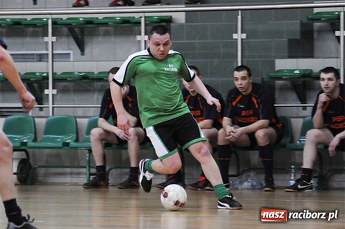 Zdjęcie w galerii na portalu naszraciborz.pl: Puchar w rękach Zakładu Karnego wiadomości z regionu