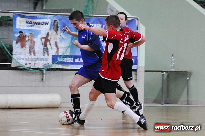 Zdjęcie w galerii na portalu naszraciborz.pl: Puchar w rękach Zakładu Karnego wiadomości z regionu