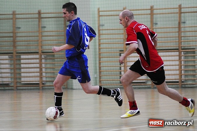 Zdjęcie w galerii na portalu naszraciborz.pl: Puchar w rękach Zakładu Karnego wiadomości z regionu
