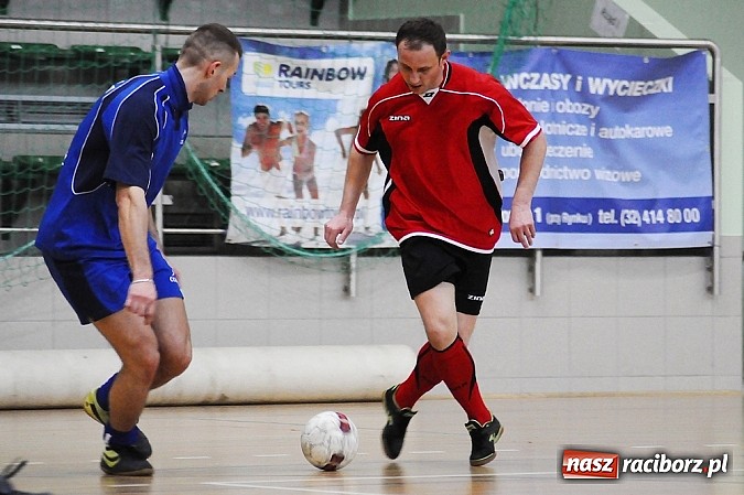 Zdjęcie w galerii na portalu naszraciborz.pl: Puchar w rękach Zakładu Karnego wiadomości z regionu