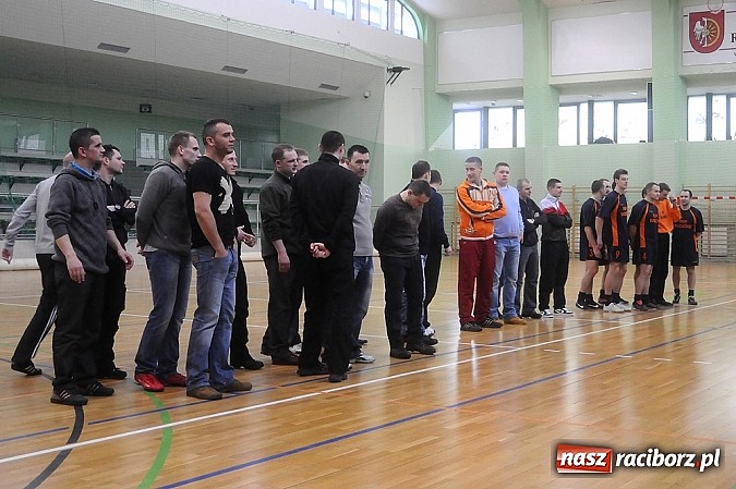 Zdjęcie w galerii na portalu naszraciborz.pl: Puchar w rękach Zakładu Karnego wiadomości z regionu