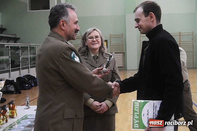 Zdjęcie w galerii na portalu naszraciborz.pl: Puchar w rękach Zakładu Karnego wiadomości z regionu