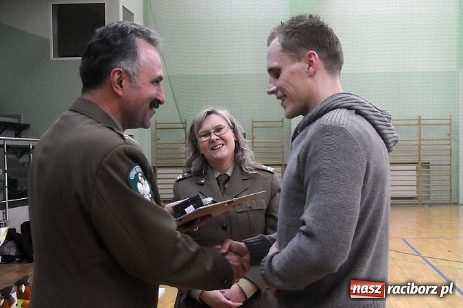 Zdjęcie w galerii na portalu naszraciborz.pl: Puchar w rękach Zakładu Karnego wiadomości z regionu