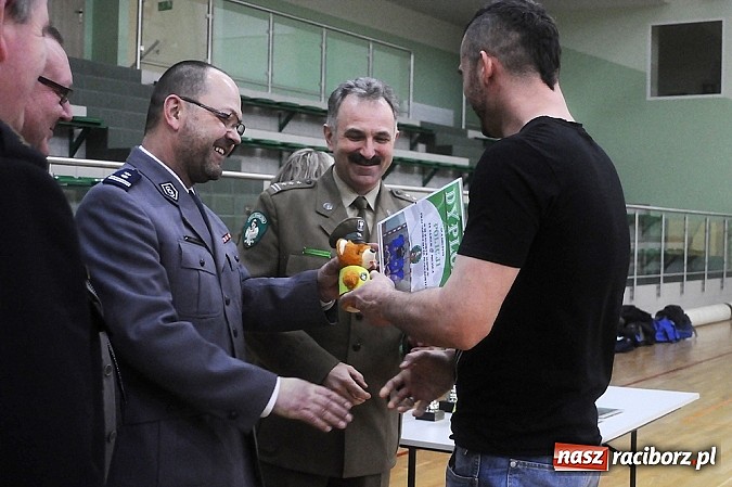 Zdjęcie w galerii na portalu naszraciborz.pl: Puchar w rękach Zakładu Karnego wiadomości z regionu