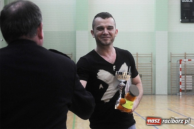 Zdjęcie w galerii na portalu naszraciborz.pl: Puchar w rękach Zakładu Karnego wiadomości z regionu