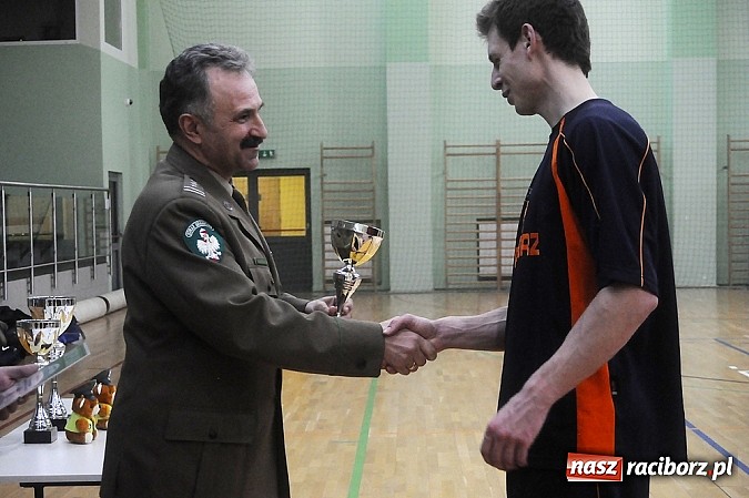 Zdjęcie w galerii na portalu naszraciborz.pl: Puchar w rękach Zakładu Karnego wiadomości z regionu