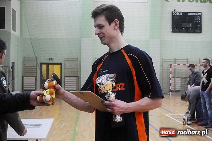 Zdjęcie w galerii na portalu naszraciborz.pl: Puchar w rękach Zakładu Karnego wiadomości z regionu