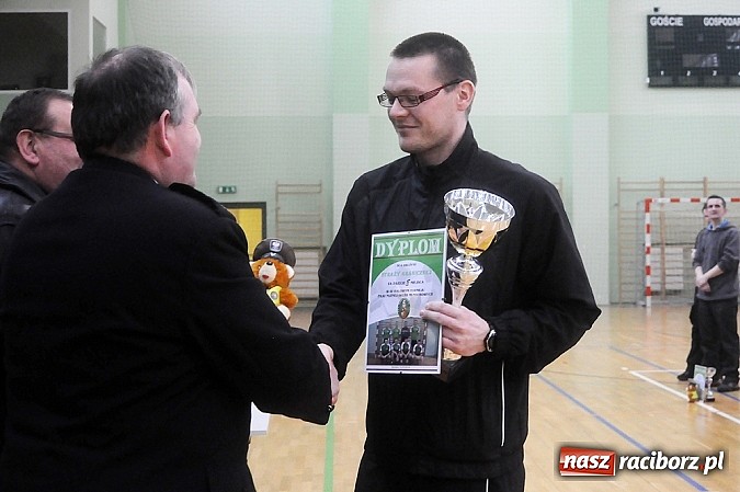 Zdjęcie w galerii na portalu naszraciborz.pl: Puchar w rękach Zakładu Karnego wiadomości z regionu