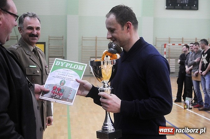 Zdjęcie w galerii na portalu naszraciborz.pl: Puchar w rękach Zakładu Karnego wiadomości z regionu