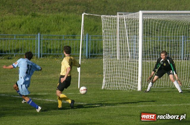 Zdjęcie w galerii na portalu naszraciborz.pl: Dobitka na wagę trzech punktów wiadomości z regionu