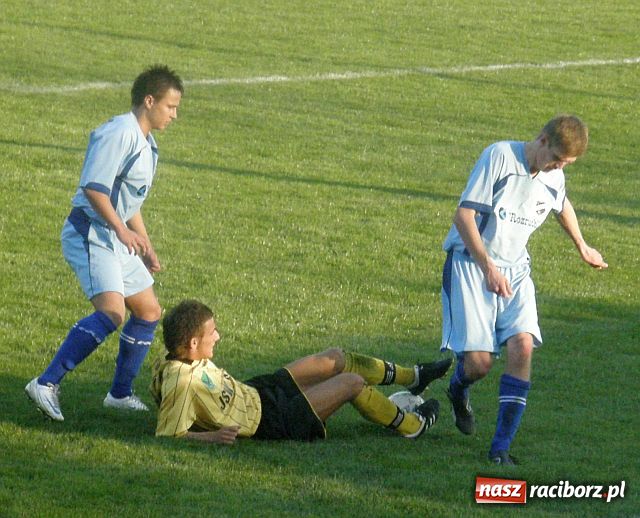 Zdjęcie w galerii na portalu naszraciborz.pl: Dobitka na wagę trzech punktów wiadomości z regionu