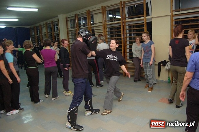 Zdjęcie w galerii na portalu naszraciborz.pl: Półmetek kursu samoobrony dla raciborzanek wiadomości z regionu