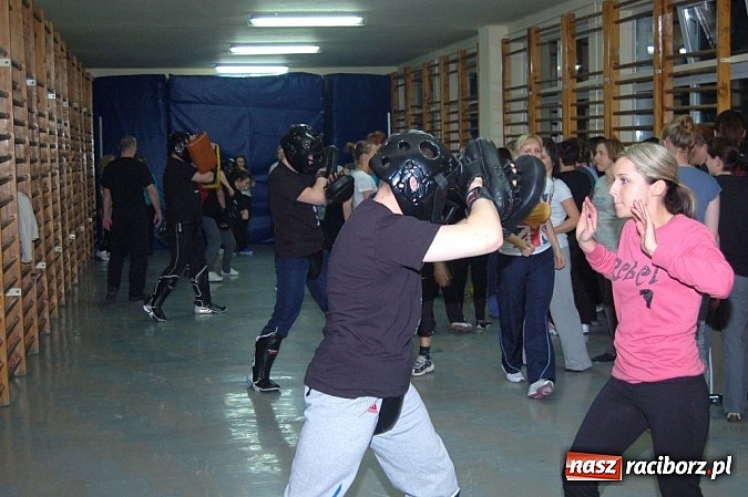 Zdjęcie w galerii na portalu naszraciborz.pl: Półmetek kursu samoobrony dla raciborzanek wiadomości z regionu