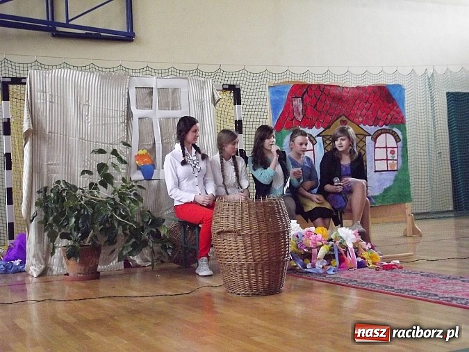 Zdjęcie w galerii na portalu naszraciborz.pl: Gimnazjum w Kornowacu powitało wiosnę wiadomości z regionu