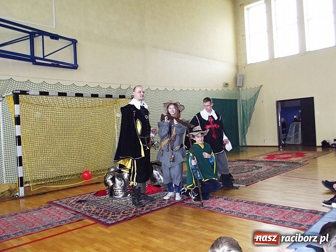 Zdjęcie w galerii na portalu naszraciborz.pl: Gimnazjum w Kornowacu powitało wiosnę wiadomości z regionu