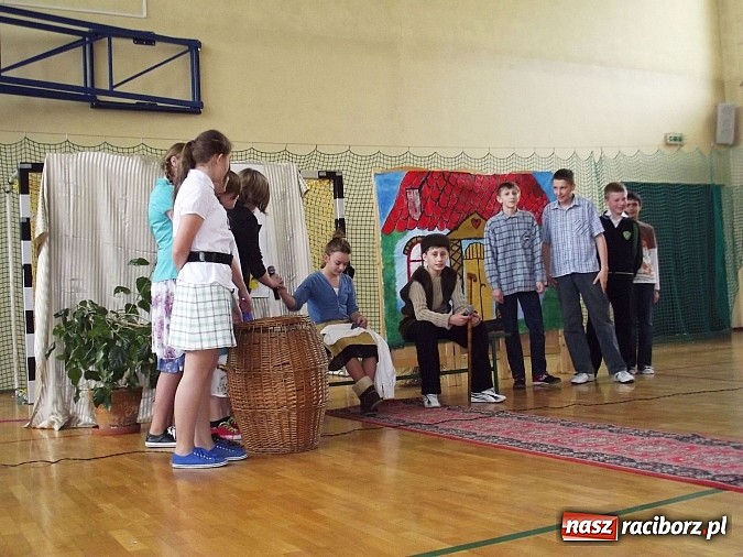 Zdjęcie w galerii na portalu naszraciborz.pl: Gimnazjum w Kornowacu powitało wiosnę wiadomości z regionu