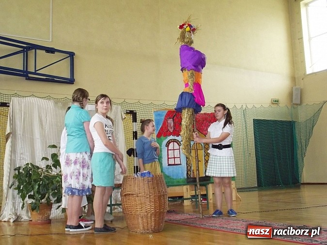 Zdjęcie w galerii na portalu naszraciborz.pl: Gimnazjum w Kornowacu powitało wiosnę wiadomości z regionu