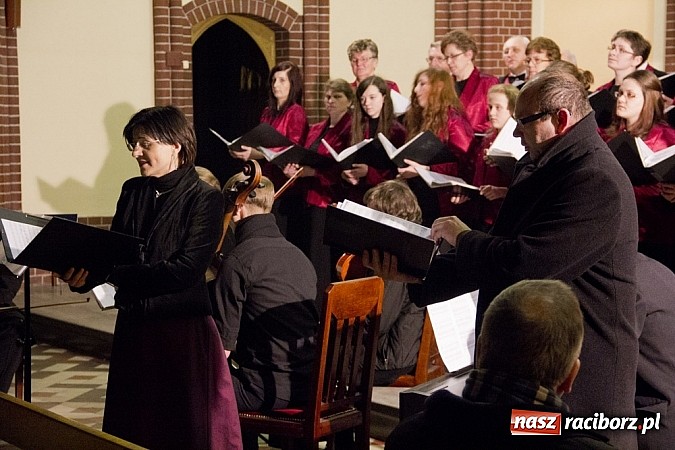 Zdjęcie w galerii na portalu naszraciborz.pl: Pieśni pokutne i pasyjne zabrzmiały w kościele pw. św. Mikołaja na Starej Wsi wiadomości z regionu