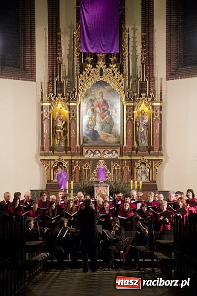 Zdjęcie w galerii na portalu naszraciborz.pl: Pieśni pokutne i pasyjne zabrzmiały w kościele pw. św. Mikołaja na Starej Wsi wiadomości z regionu