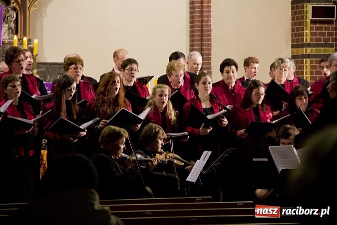Zdjęcie w galerii na portalu naszraciborz.pl: Pieśni pokutne i pasyjne zabrzmiały w kościele pw. św. Mikołaja na Starej Wsi wiadomości z regionu