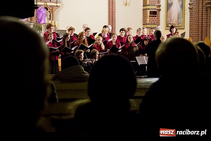 Zdjęcie w galerii na portalu naszraciborz.pl: Pieśni pokutne i pasyjne zabrzmiały w kościele pw. św. Mikołaja na Starej Wsi wiadomości z regionu