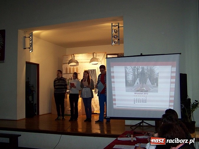 Zdjęcie w galerii na portalu naszraciborz.pl: Prezentacja projektów edukacyjnych w gimnazjum nr 5 im. Jana Pawła II wiadomości z regionu