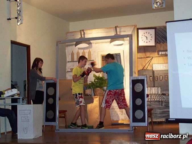 Zdjęcie w galerii na portalu naszraciborz.pl: Prezentacja projektów edukacyjnych w gimnazjum nr 5 im. Jana Pawła II wiadomości z regionu