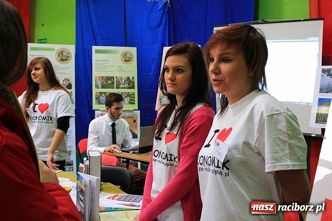 Zdjęcie w galerii na portalu naszraciborz.pl: Uczniowie gimnazjów na Targach Edukacyjnych wiadomości z regionu
