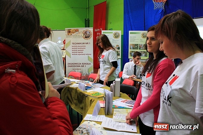 Zdjęcie w galerii na portalu naszraciborz.pl: Uczniowie gimnazjów na Targach Edukacyjnych wiadomości z regionu