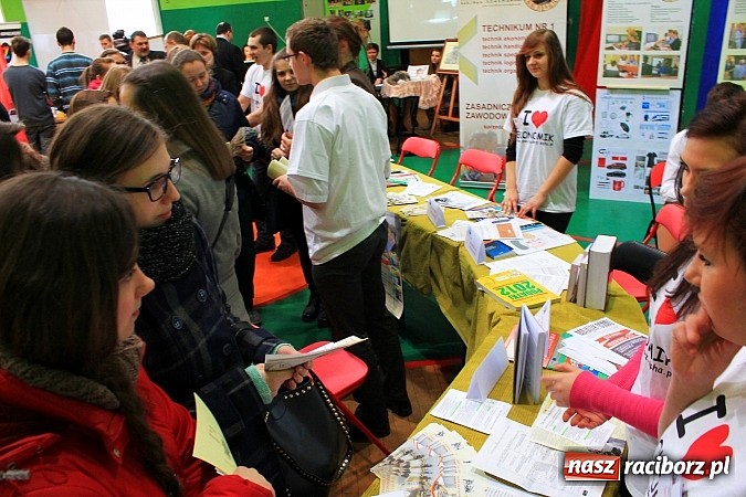 Zdjęcie w galerii na portalu naszraciborz.pl: Uczniowie gimnazjów na Targach Edukacyjnych wiadomości z regionu
