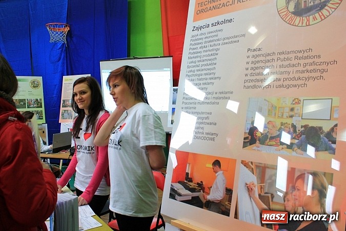 Zdjęcie w galerii na portalu naszraciborz.pl: Uczniowie gimnazjów na Targach Edukacyjnych wiadomości z regionu