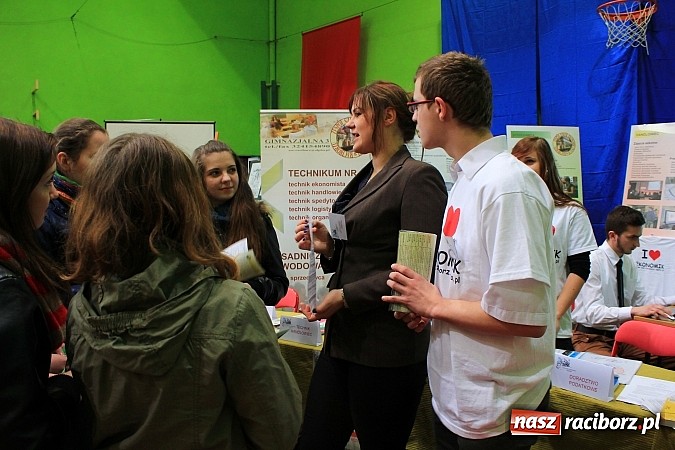 Zdjęcie w galerii na portalu naszraciborz.pl: Uczniowie gimnazjów na Targach Edukacyjnych wiadomości z regionu