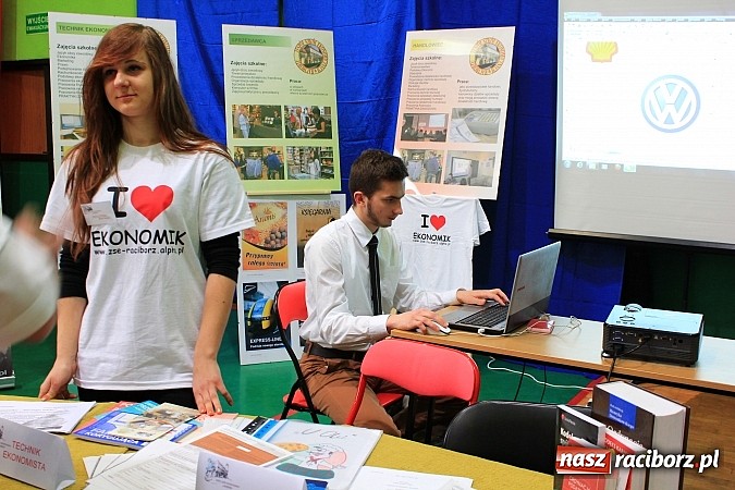 Zdjęcie w galerii na portalu naszraciborz.pl: Uczniowie gimnazjów na Targach Edukacyjnych wiadomości z regionu