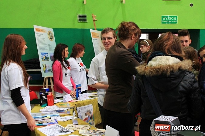 Zdjęcie w galerii na portalu naszraciborz.pl: Uczniowie gimnazjów na Targach Edukacyjnych wiadomości z regionu