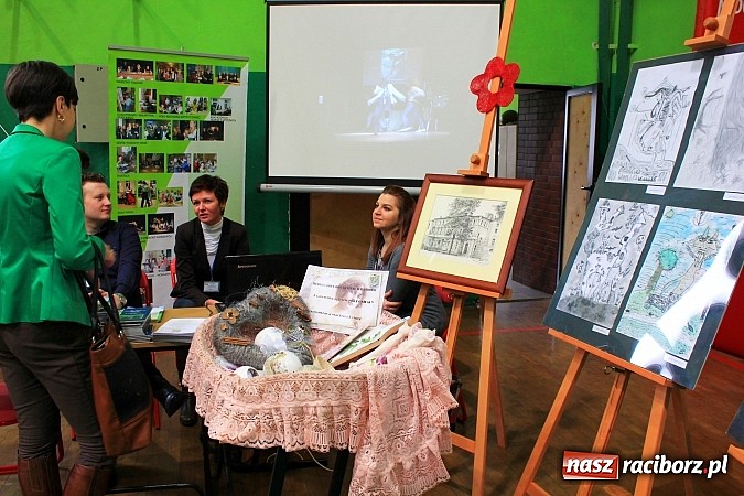 Zdjęcie w galerii na portalu naszraciborz.pl: Uczniowie gimnazjów na Targach Edukacyjnych wiadomości z regionu