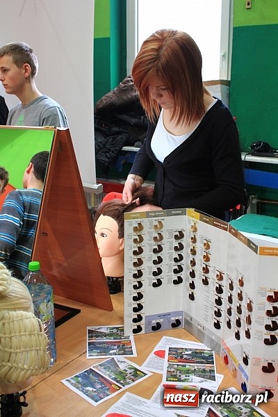 Zdjęcie w galerii na portalu naszraciborz.pl: Uczniowie gimnazjów na Targach Edukacyjnych wiadomości z regionu